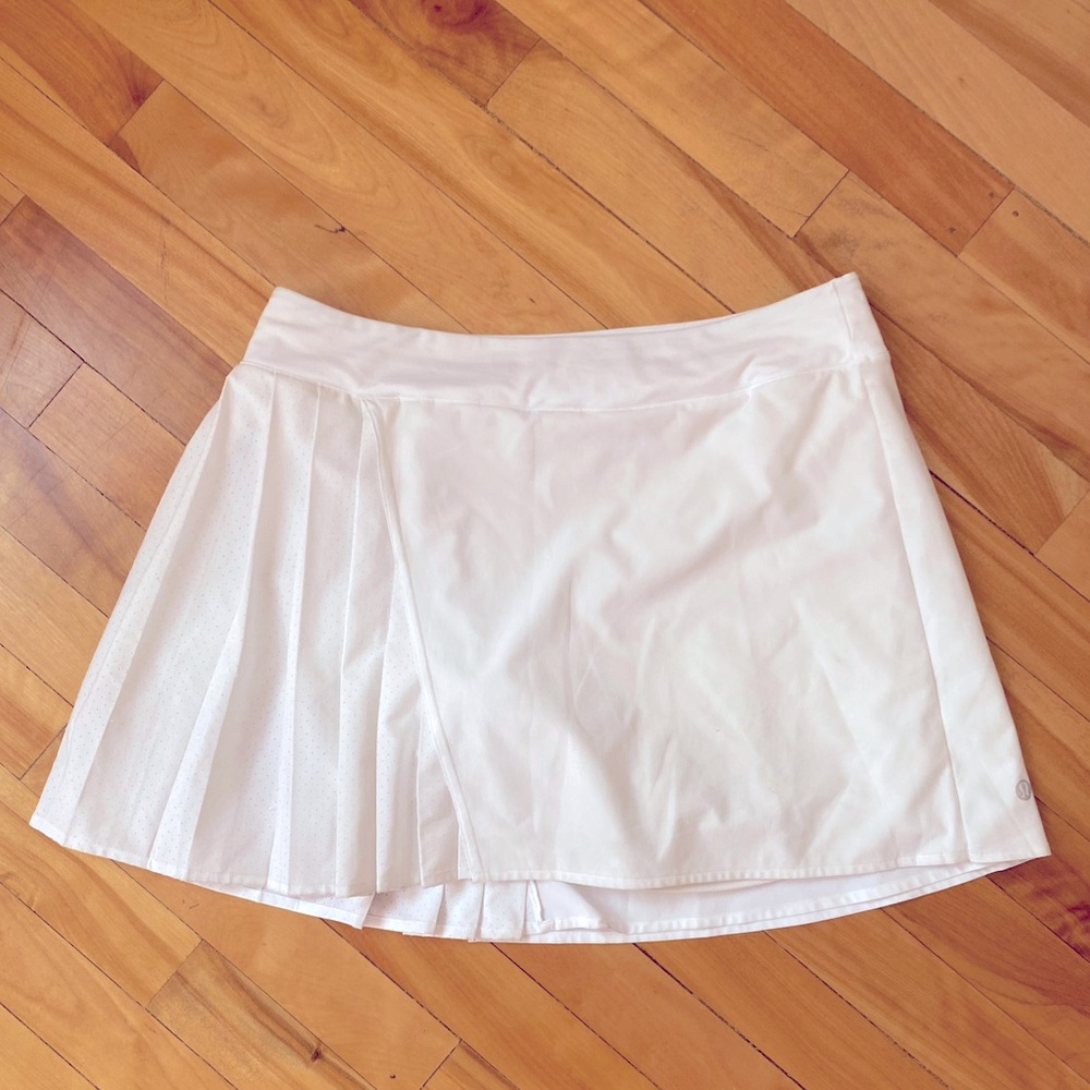 LULULEMON White pleated Tennis skirt SIZE 8 (offers welcome 🎊🎉. 💛
